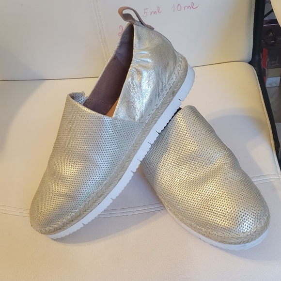gentle souls Shoes - GENTLE SOULS BY KENNETH COLE LARA A-LINE SPORTY 2 GOLD FLATS  Slip-On-8.5